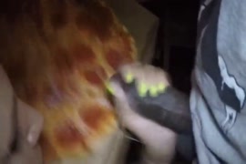 Une fille sexy suce le livreur de pizza.