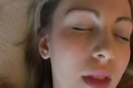 Une jeune fille qui se masturbe sur son énorme bite et qui senvoie du sperme sur le visage.